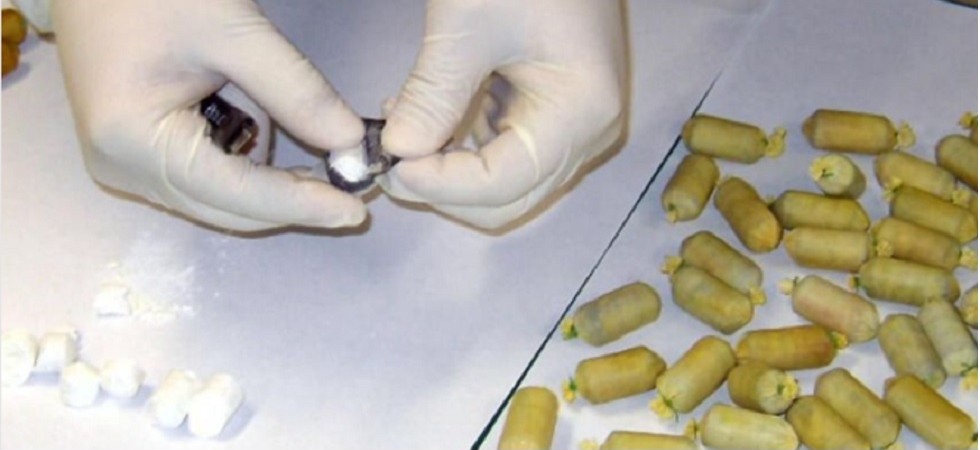 Ingerisce talmente tanti ovuli di eroina e cocaina che ci vogliono due giorni di trattamenti per recuperarli